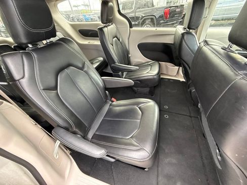 Used 2023 Chrysler Pacifica Touring-L FWD image 23