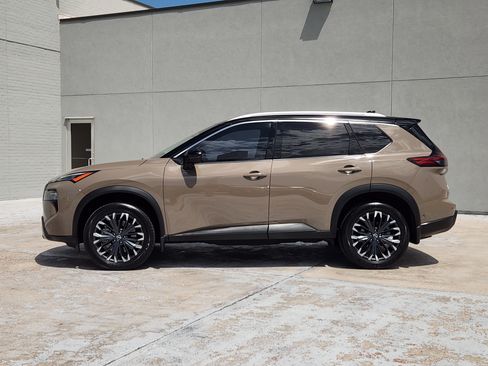 Used 2025 Nissan Rogue SL w/ Tech Package FWD image 5