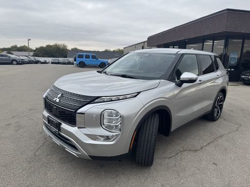 Used 2022 Mitsubishi Outlander SE image 3