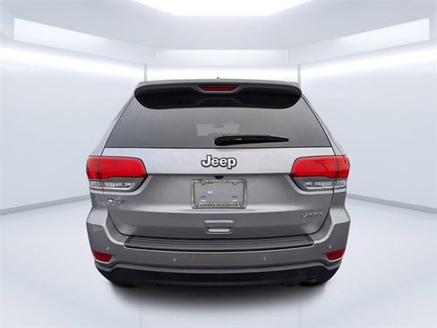 Used 2019 Jeep Grand Cherokee Laredo image 4