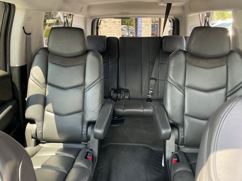 Used 2020 Cadillac Escalade ESV Luxury AWD/4WD image 18