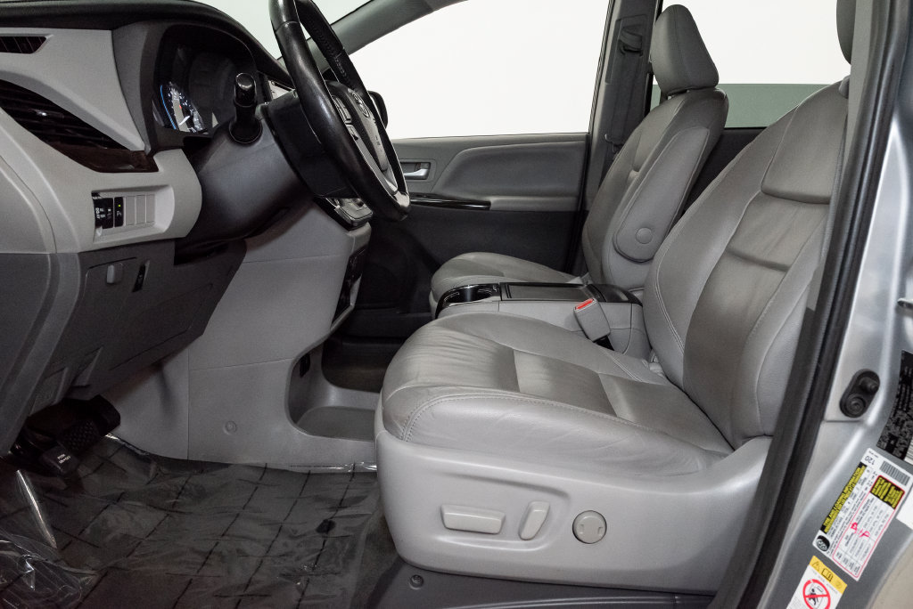 Used 2018 Toyota Sienna XLE Premium FWD image 12