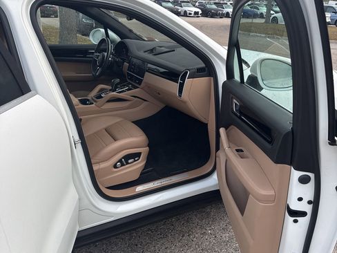 Used 2020 Porsche Cayenne image 6