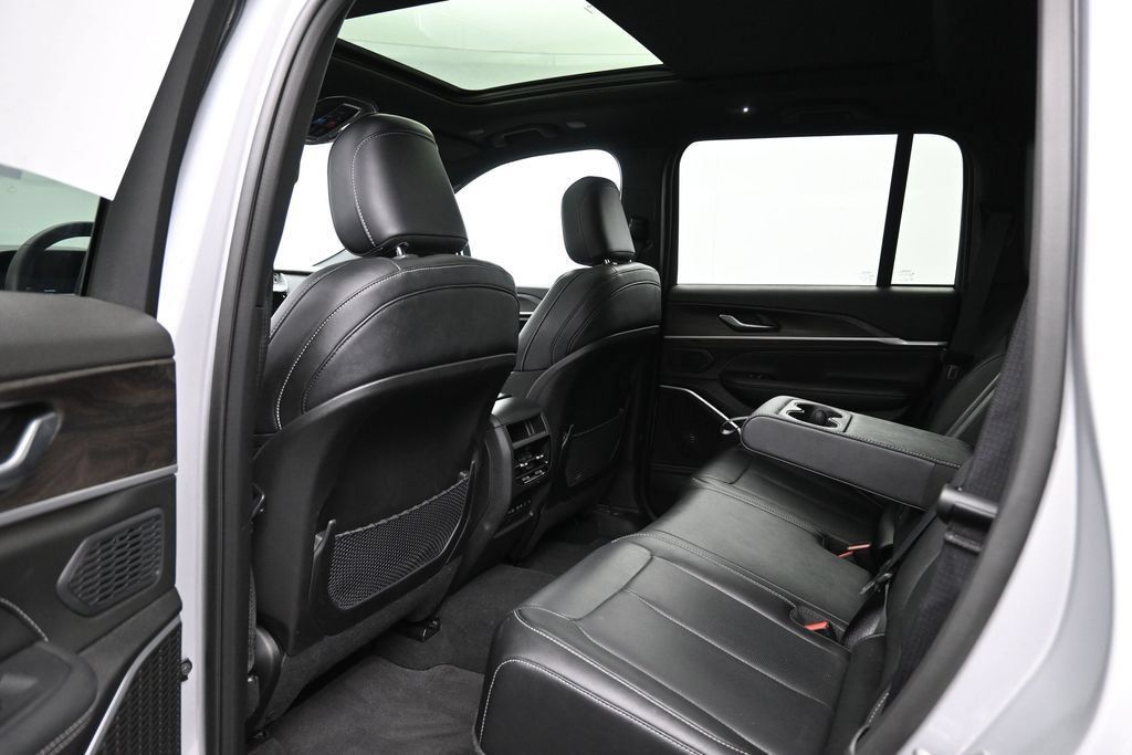 Used 2026 Jeep Grand Cherokee Limited AWD/4WD image 24