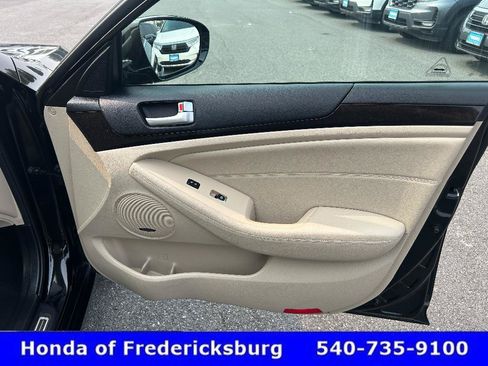 Used 2015 Kia Cadenza Premium w/ Technology Package FWD image 13