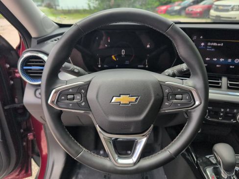 Used 2025 Chevrolet Trax LT w/ LT Convenience Package FWD image 22