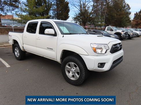 Used 2015 Toyota Tacoma Base image 1