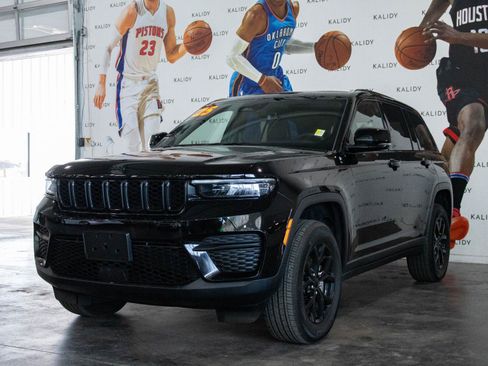 Used 2025 Jeep Grand Cherokee Altitude AWD/4WD image 20