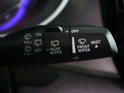 Used 2023 Chrysler Pacifica Touring-L FWD image 32