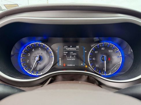 Used 2017 Chrysler Pacifica Touring-L FWD image 33