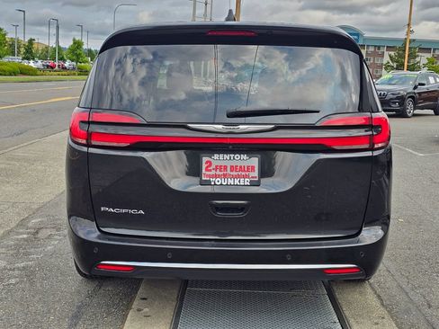 Used 2023 Chrysler Pacifica Touring-L FWD image 5