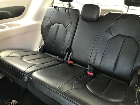 Certified 2022 Chrysler Pacifica Touring-L image 34