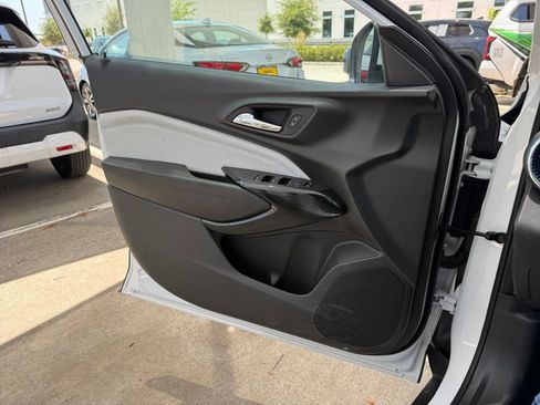 Used 2025 Chevrolet Trax LT FWD image 18