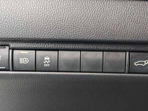 Used 2023 Toyota Venza Nightshade image 17