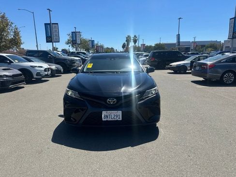 Used 2020 Toyota Camry SE FWD image 1