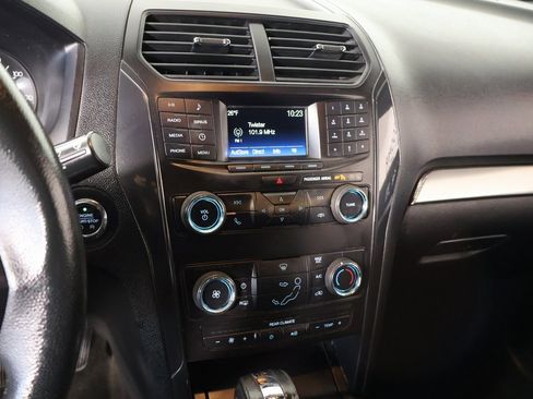 Used 2018 Ford Explorer XLT image 5