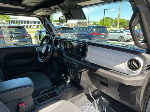 Used 2025 Jeep Wrangler Unlimited Sport AWD/4WD image 16