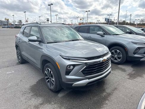 Used 2025 Chevrolet TrailBlazer LT image 2