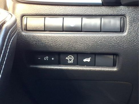 Used 2025 Nissan Rogue SV FWD image 33