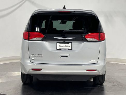 Used 2023 Chrysler Voyager LX FWD image 7