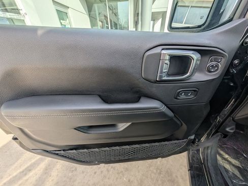 Used 2023 Jeep Wrangler Sahara image 39