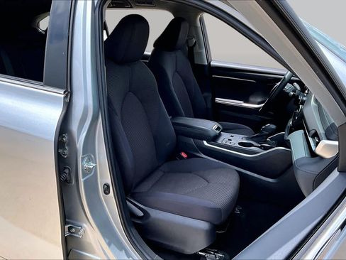 Used 2023 Toyota Highlander L FWD image 9
