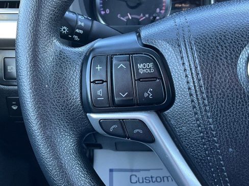 Used 2018 Toyota Highlander LE image 12