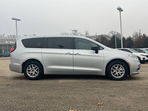 Used 2024 Chrysler Pacifica Touring-L image 4