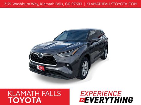 Used 2021 Toyota Highlander LE image 1
