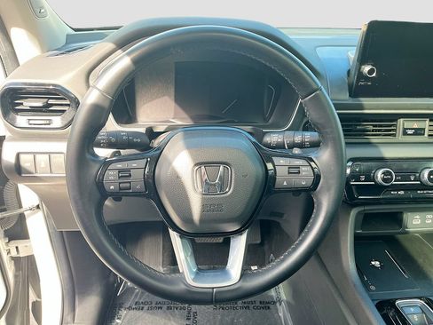 Used 2024 Honda Pilot Touring image 11
