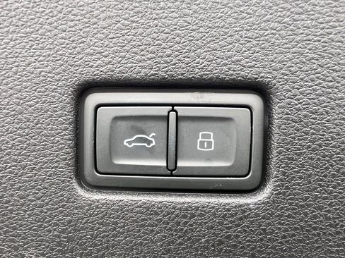 Used 2022 Audi Q8 Premium image 24