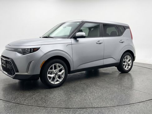 Used 2025 Kia Soul LX w/ LX Technology Package FWD image 3