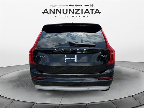 Used 2022 Volvo XC90 T6 Momentum w/ Climate Package image 4