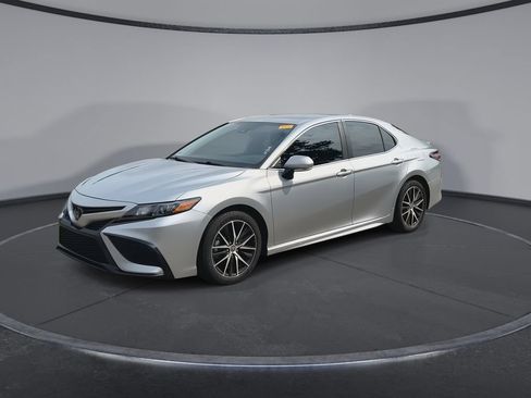 Used 2023 Toyota Camry SE w/ Convenience Package FWD image 4