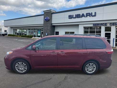 Used 2017 Toyota Sienna XLE w/ XLE Navigation Package FWD image 6