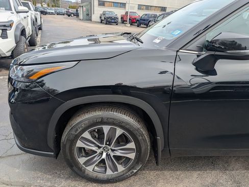 Used 2023 Toyota Highlander XLE image 2