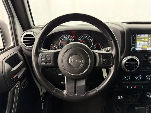 Used 2015 Jeep Wrangler Unlimited Rubicon w/ Connectivity Group AWD/4WD image 9
