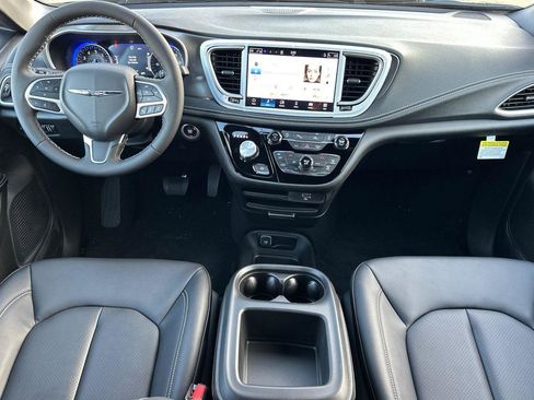 New 2026 Chrysler Pacifica Select image 10