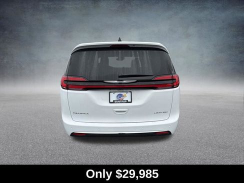 Used 2024 Chrysler Pacifica Limited FWD image 4