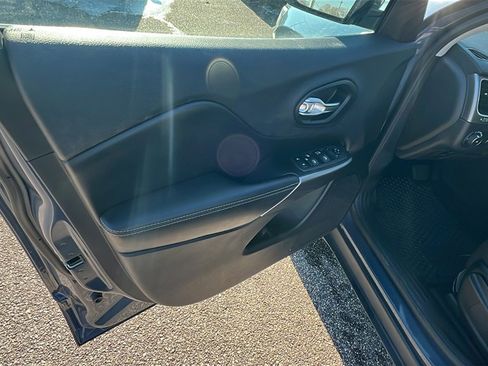 Used 2019 Jeep Cherokee Latitude w/ Cold Weather Group image 11