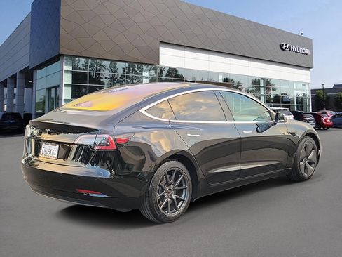 Used 2018 Tesla Model 3 Long Range image 2
