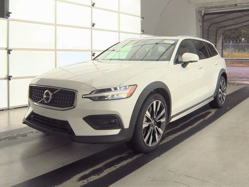 Used 2024 Volvo V60 B5 Cross Country Ultimate image 1