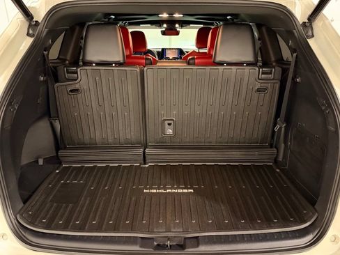 Used 2021 Toyota Highlander XSE FWD image 11