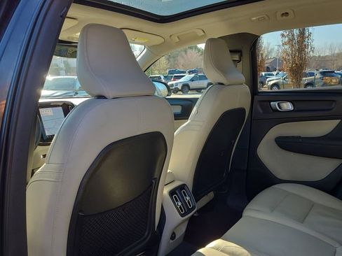 Used 2023 Volvo XC40 B5 Plus image 12