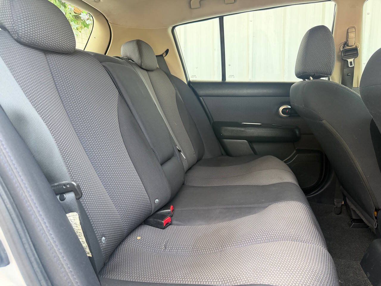 Used 2009 Nissan Versa Hatchback w/ Convenience Pkg FWD image 26