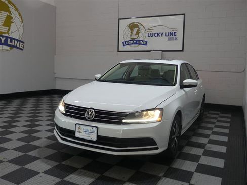 Used 2017 Volkswagen Jetta SE FWD image 4