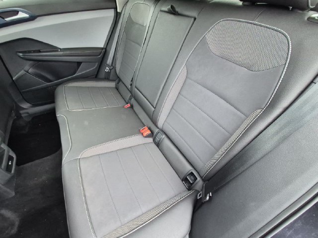 Used 2024 Volkswagen Taos SE w/ Panoramic Sunroof Package FWD image 16
