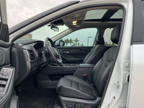 Used 2024 Nissan Rogue SV w/ SV Premium Package image 11