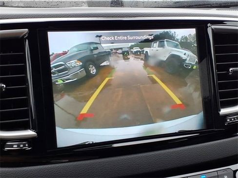 Used 2025 Chrysler Pacifica Select image 29