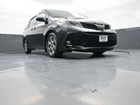 Certified 2019 Toyota Sienna SE w/ SE Preferred Package AWD/4WD image 31